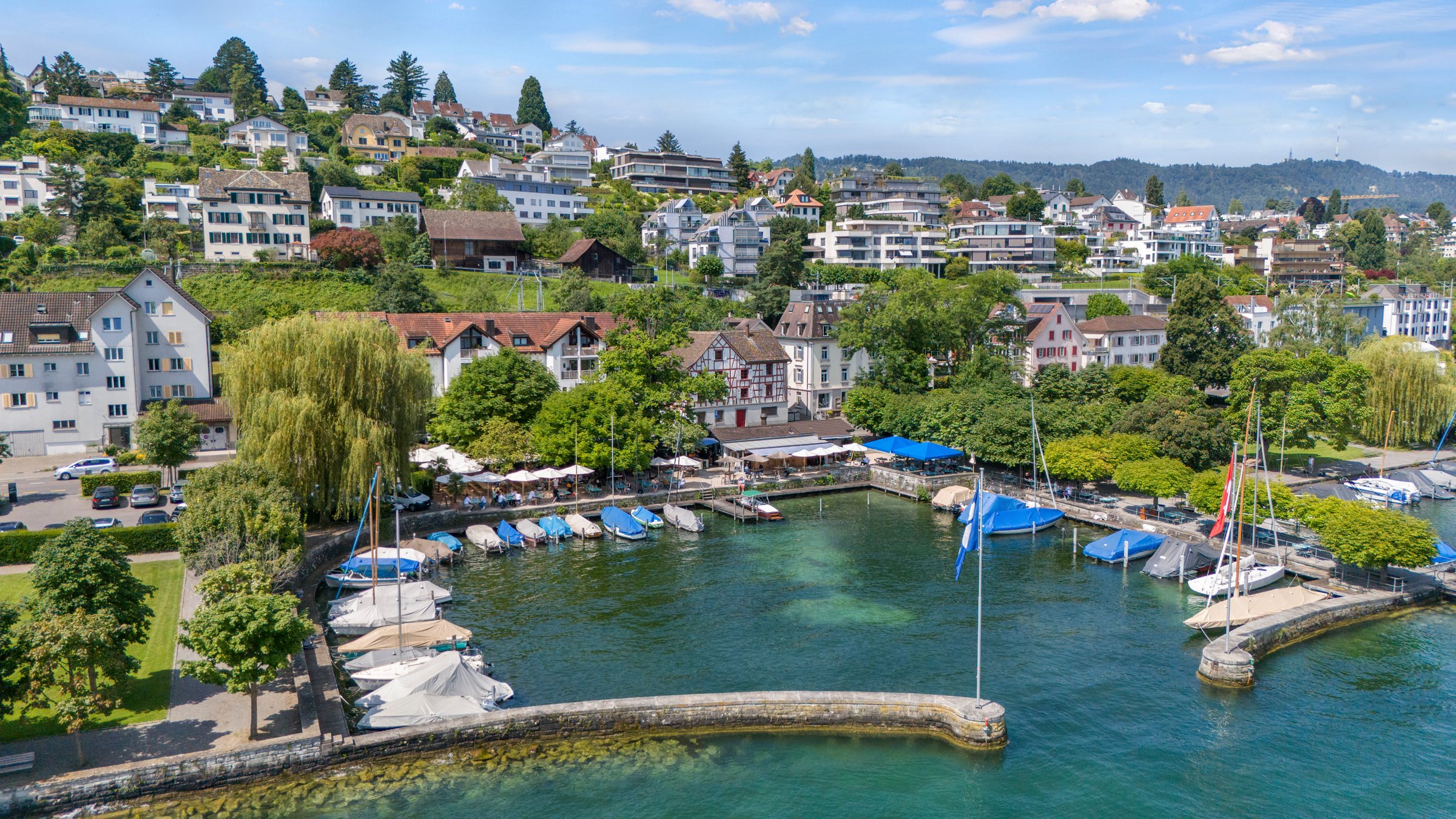Drohnenaufnahme des Gartenrestaurants Mönchhof am See in Kilchberg