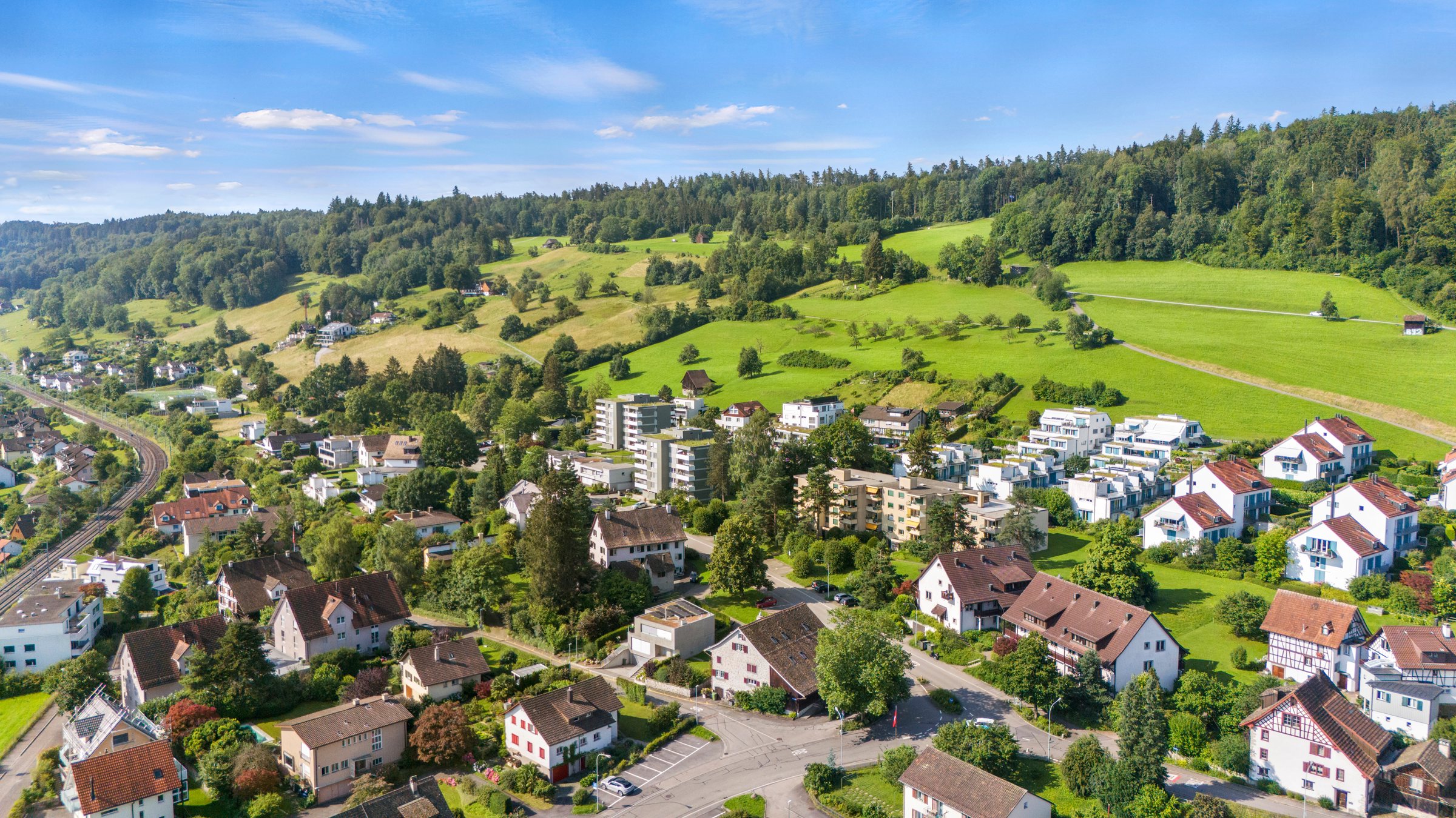 Drohnenaufnahme des Bauernhauses Bleierstrasse 37 in Oberrieden